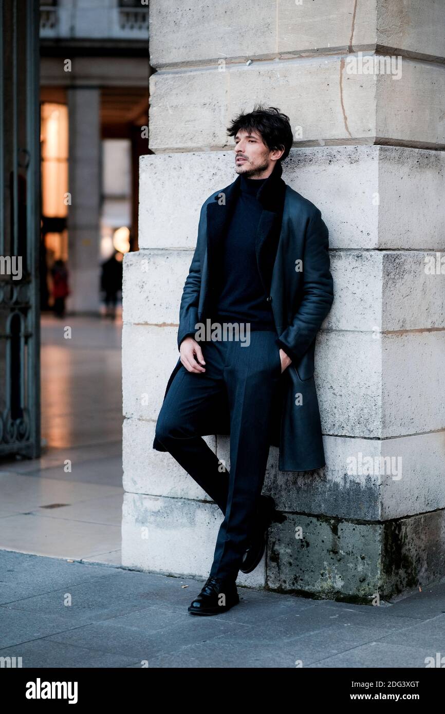 Estilo de calle, modelo Andrés Velencoso llegando a Cerruti Otoño-Invierno 2017-2018 espectáculo de ropa de hombre celebrado en la Place Vendome, en París, Francia, 20 de enero de 2017. Foto de