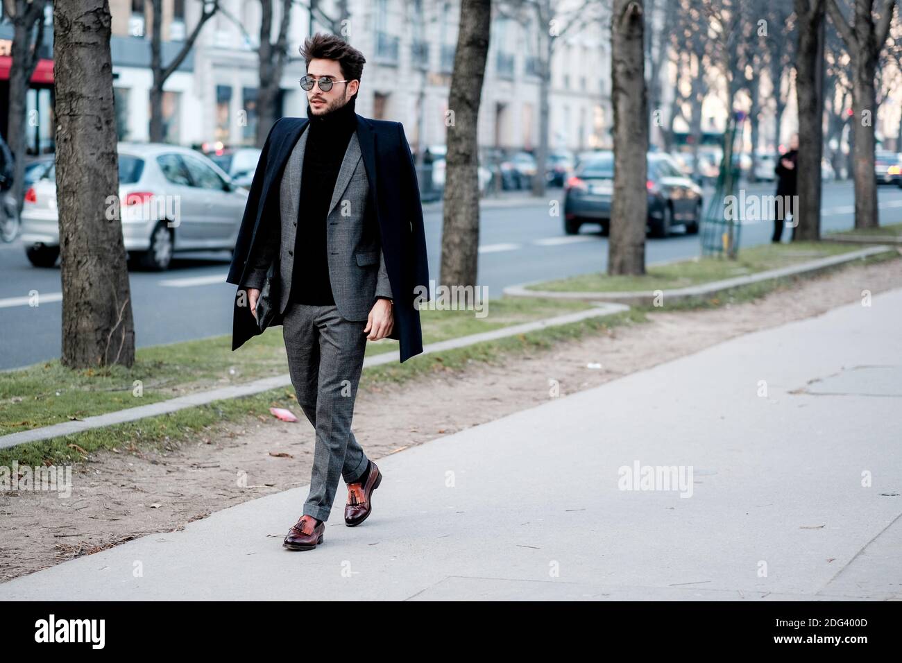 Estilo callejero, blogger Raphael Spezzotto-Simacourbe llegando a Dior  Otoño-Invierno 2017-2018 espectáculo de ropa de hombre celebrado en el  Grand Palais, en París, Francia, el 21 de enero de 2017. Foto de Marie-Paola
