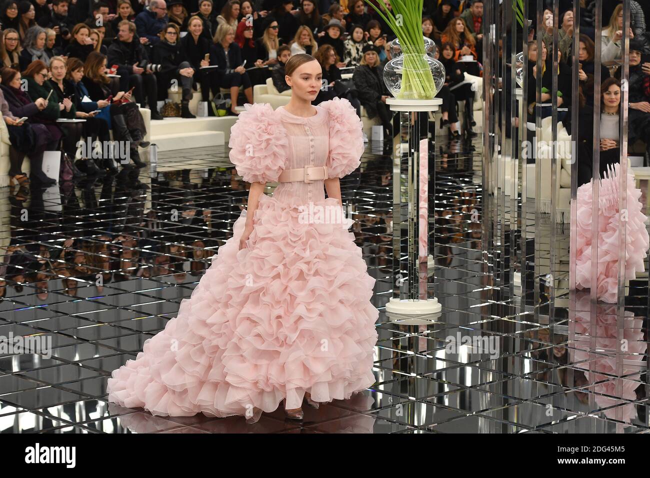 Lily-Rose Depp camina por la pista durante los espectáculos de primavera de  2017 de Chanel Haute Couture como parte de la Semana de la Moda de París el  24 de enero de