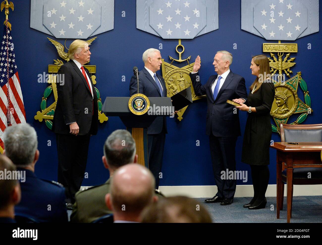 El Vicepresidente DE EE.UU. Mike Pence jura en el General James Mattis como Secretario de Defensa de EE.UU. En el Salón de los Héroes del Departamento de Defensa de Virginia, 27 de enero de 2017. Foto de Olivier Douliery/Abaca Foto de stock