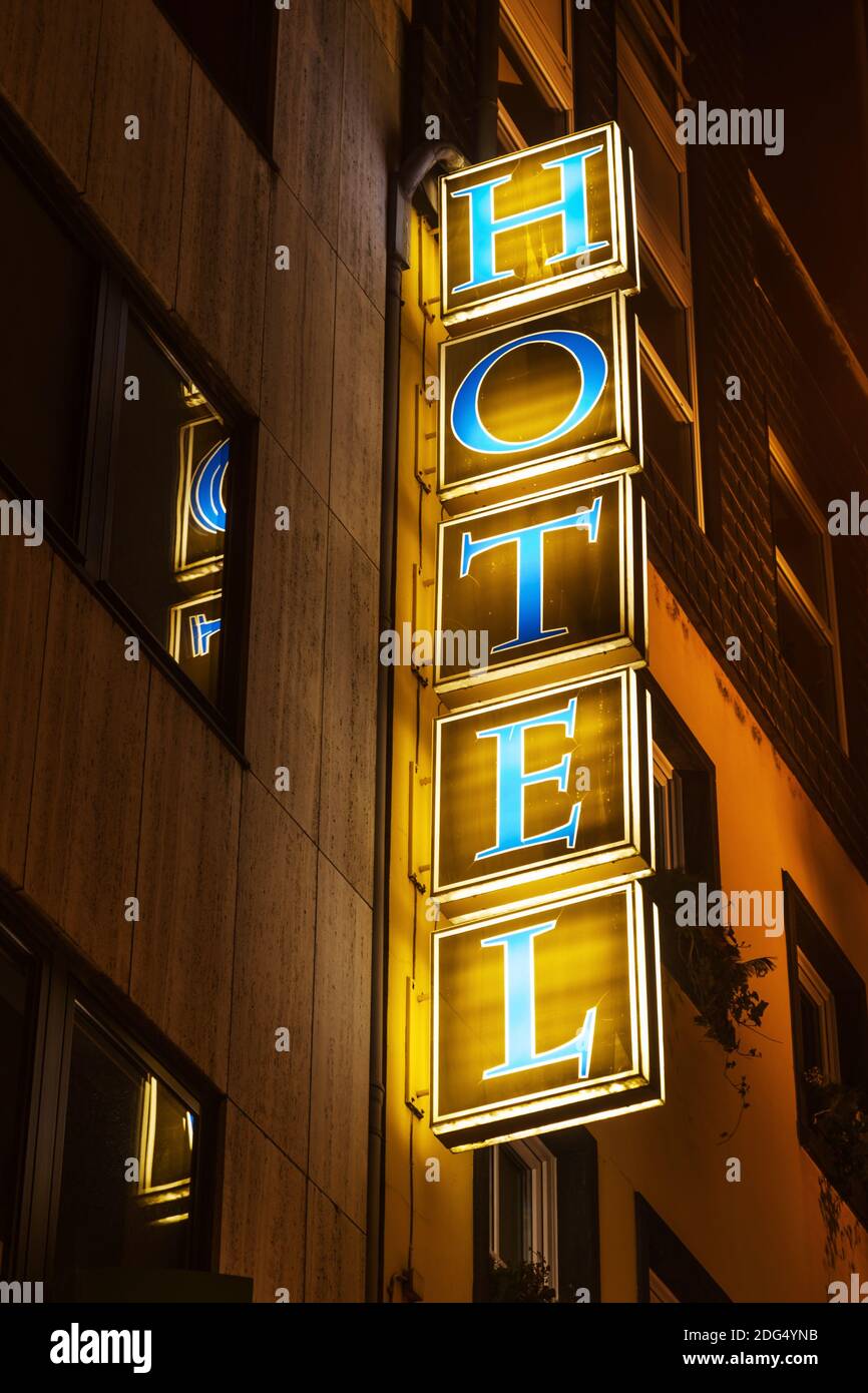 Señal de hotel en un edificio de hotel por la noche Foto de stock