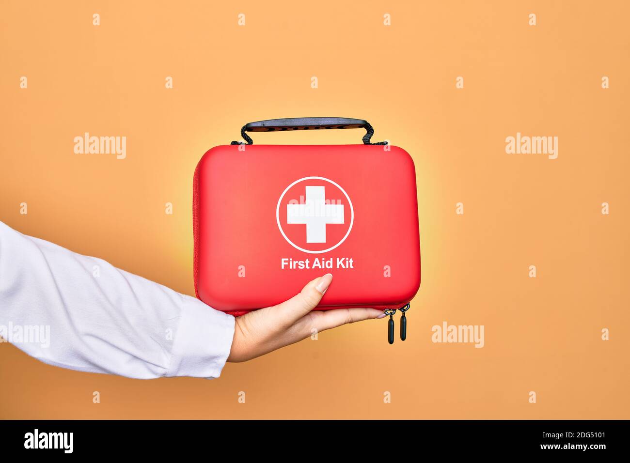 Mano de mujer joven caucásica sosteniendo maletín de botiquín de primeros  auxilios sobre fondo blanco aislado Fotografía de stock - Alamy