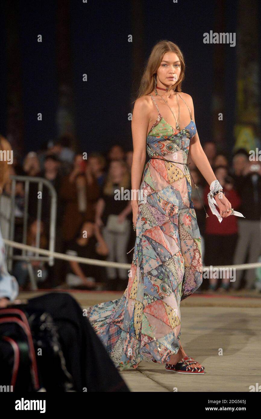 Gigi Hadid camina por la pista en el TommyLand Tommy Hilfiger Spring 2017  Fashion Show el 8 de febrero de 2017 en Venecia, los Angeles, CA, EE.UU.  Foto de Lionel Hahn/ABACAPRESS.COM Fotografía