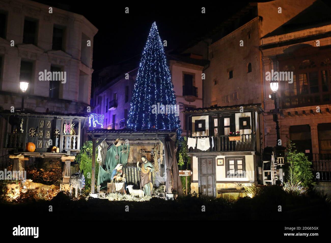 Oviedo, España. 07 de diciembre de 2020. Oviedo, ESPAÑA: El Belén en la  Plaza de la Catedral de Oviedo durante la iluminación de las luces  navideñas en Oviedo, España el 07 de