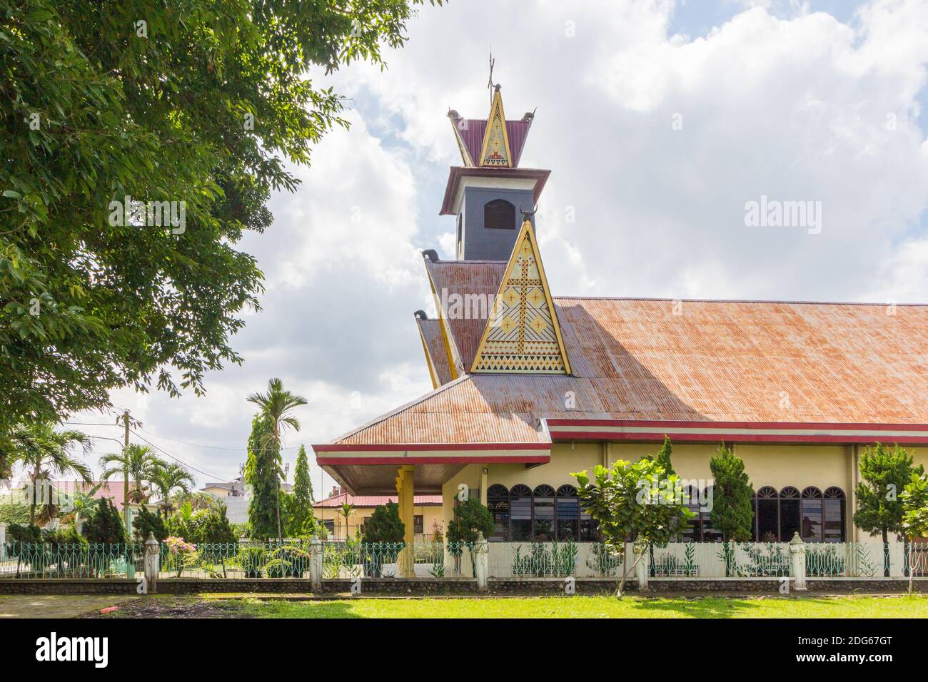 Una Iglesia Cristiana en Medan, Indonesia en estilo tradicional Foto de stock