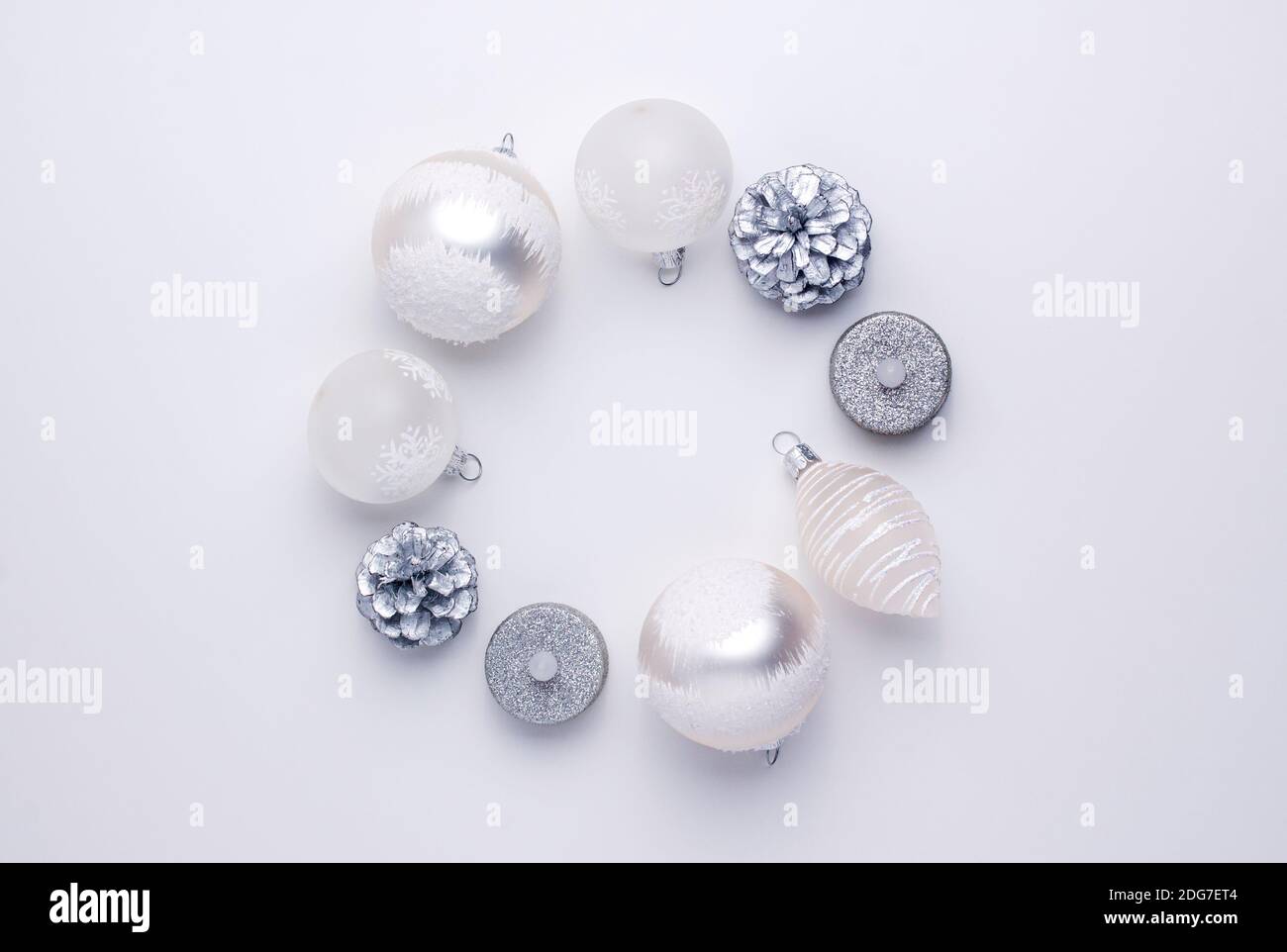 Bolas blancas cono de pino plateado y velas artificiales hacen una