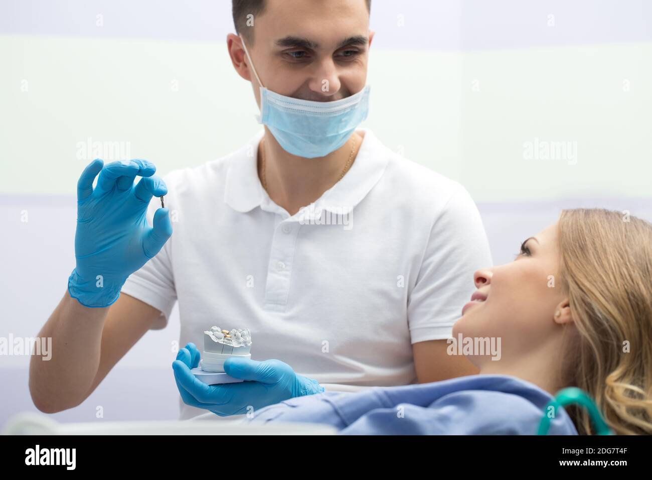 Dentista y paciente hombre fotografías e imágenes de alta resolución -  Página 4 - Alamy