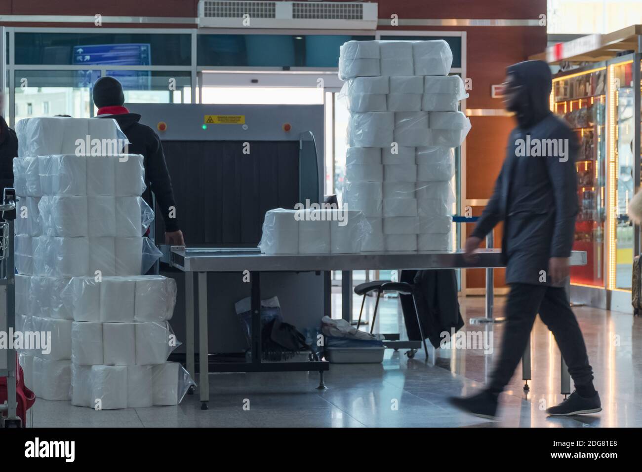 Sistema de rayos X de escáner de seguridad del aeropuerto. Máquina de exploración de punto de control para equipaje y carga. Tbilisi, Georgia Foto de stock