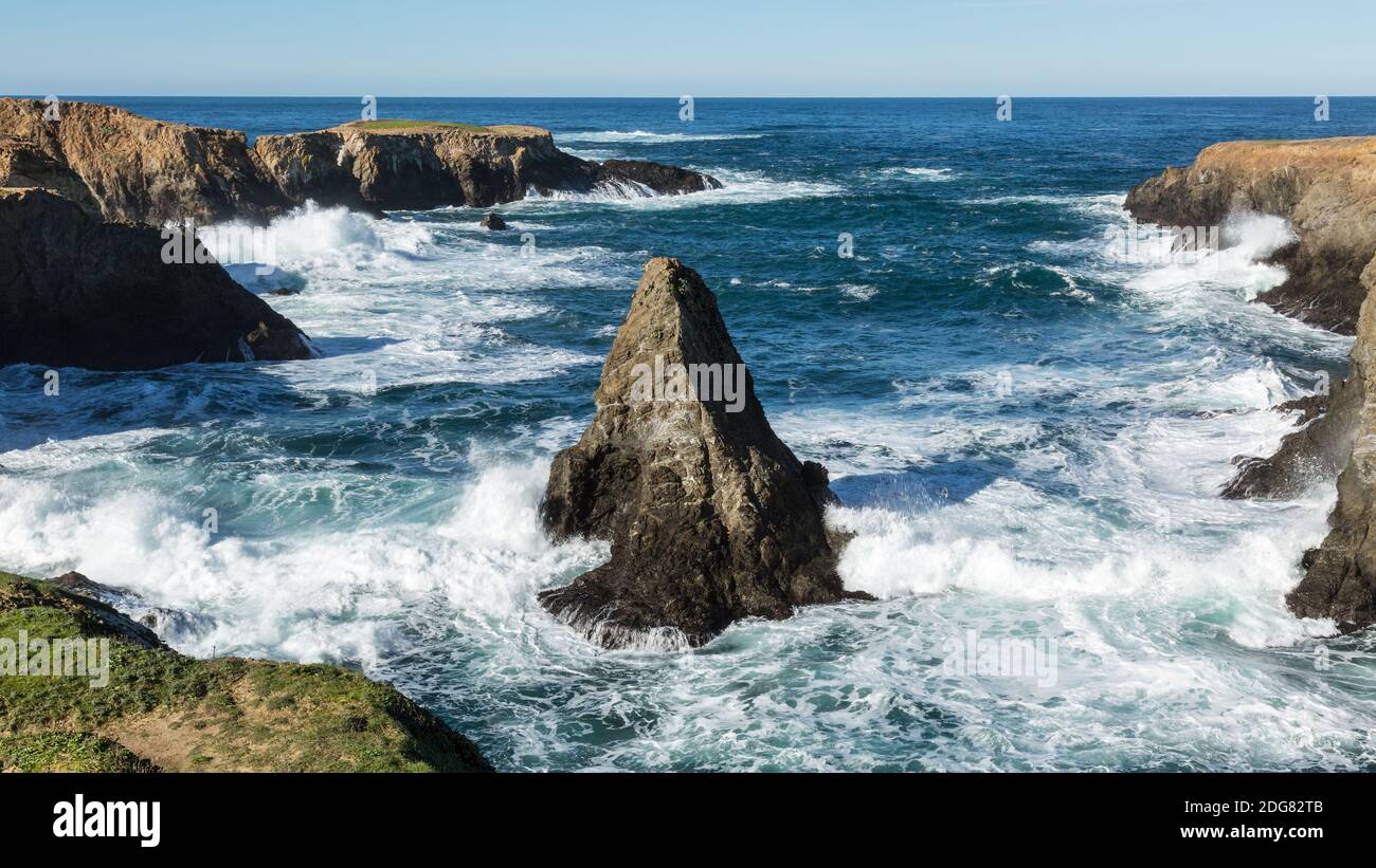 Costa del Pacífico rocosa cerca de Mendocino, California Foto de stock