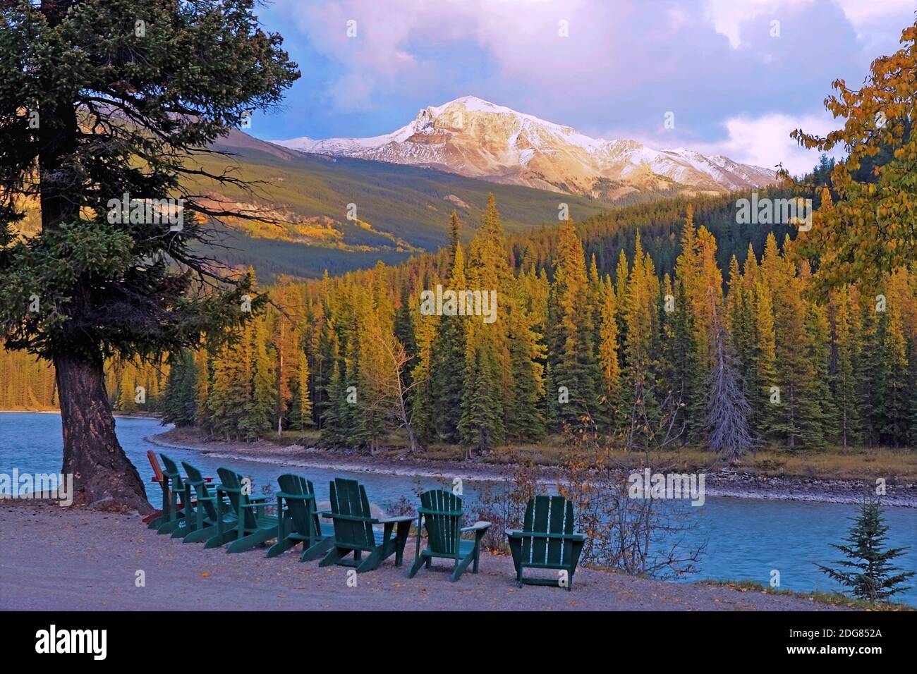 Vista a la montaña con el río Athabasca en el presuelo Jasper Nationalpark, Alberta, Canadá Foto de stock