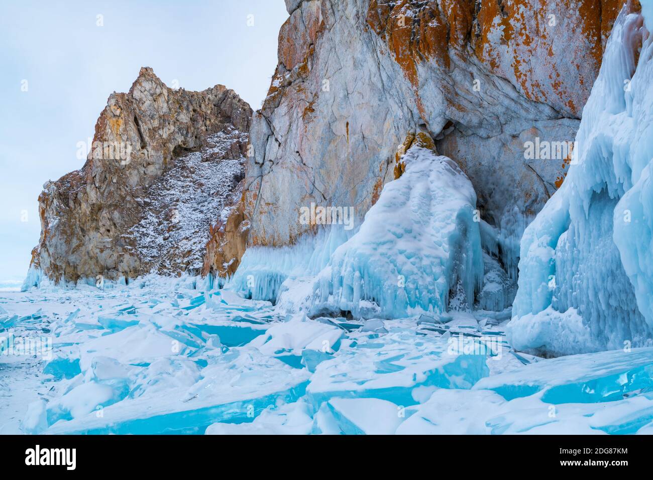 Vista de la isla rocosa con icículos y bloques de hielo cubiertos con nieve Foto de stock