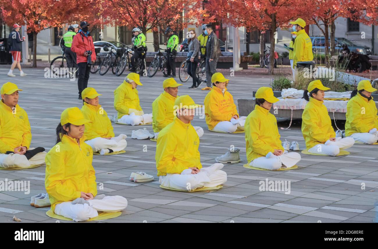 Vancouver, BC, Canadá-Noviembre de 1,2020. Acción pacífica de protesta en apoyo de Hong Kong en la plaza. Foto de stock