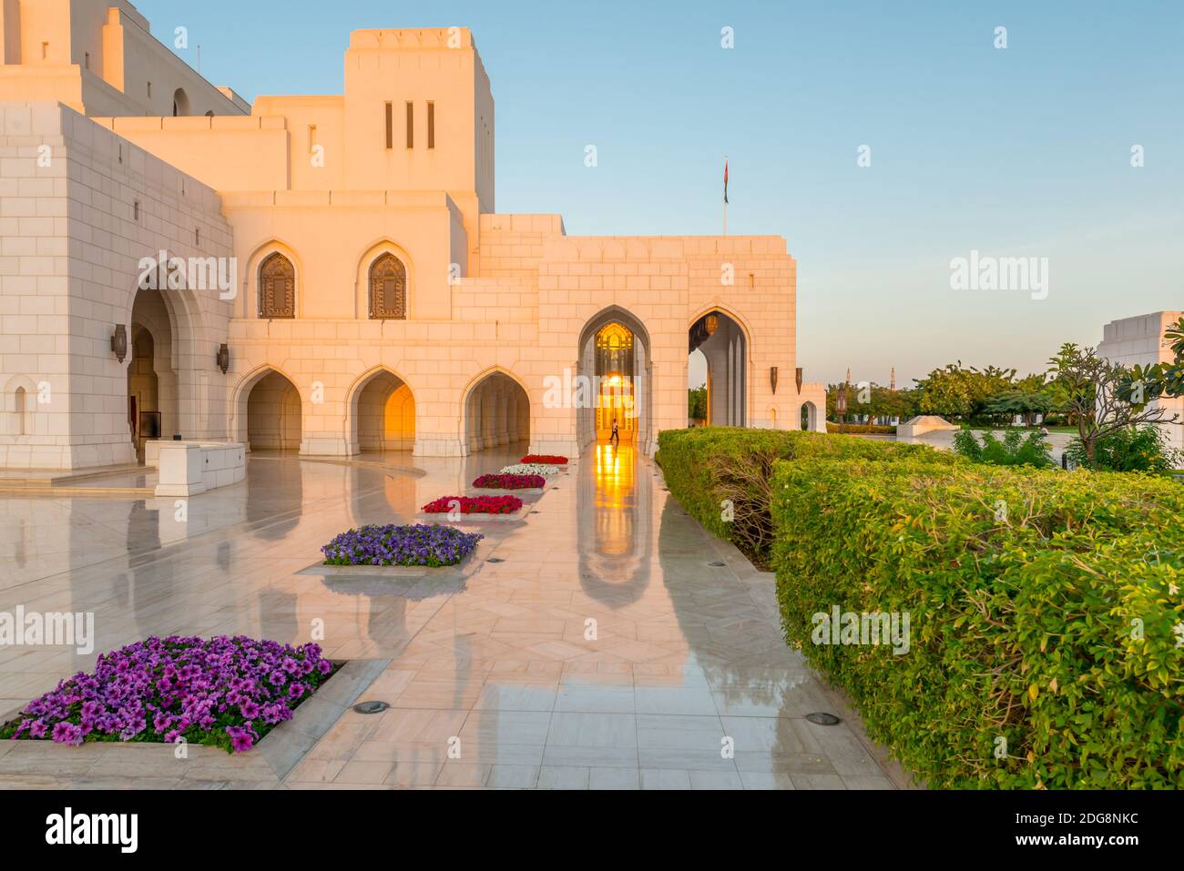 Sol tardío en la Casa Real de la Ópera en Muscat, Sultanato de Omán. Foto de stock