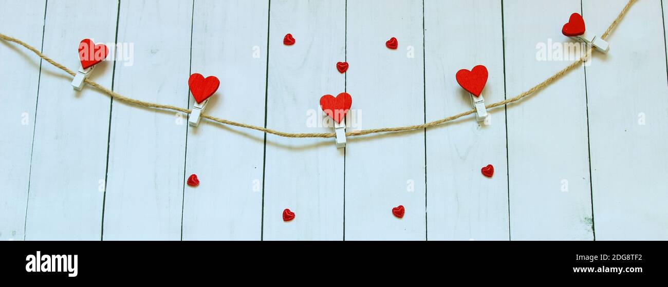 Corazón rojo sobre fondo de madera. Historia de amor. Concepto de tarjeta de felicitación. Foto de stock