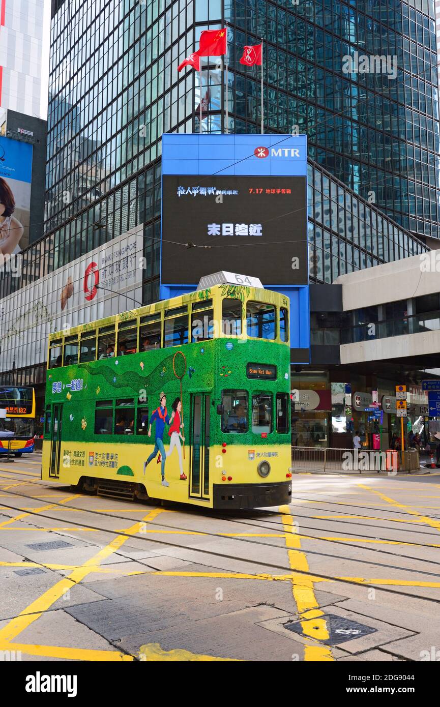 Doppelstöckige Straßenbahn auf der Des Voeux Road, Central, la Isla de Hong Kong, China Foto de stock