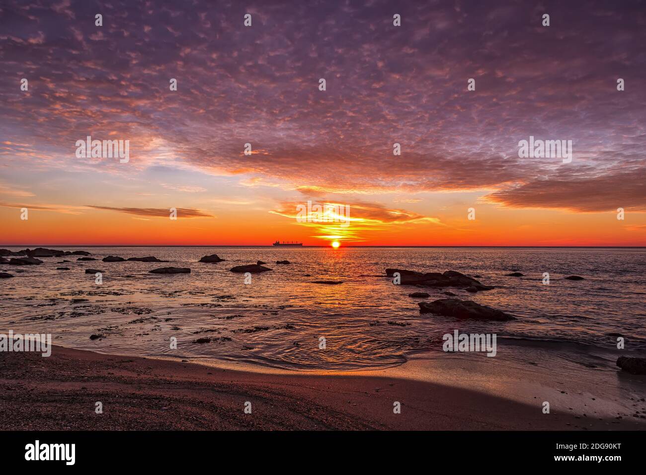 Increíble amanecer en el mar Foto de stock