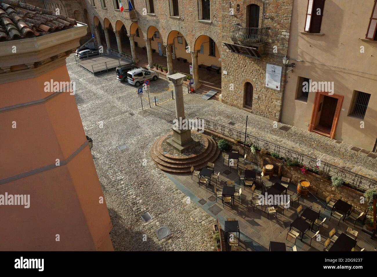 Bertinoro, Forlì-Cesena, Emilia-Romaña, Italia. Vista superior de la plaza histórica y Colonna delle Anelle. Foto de stock
