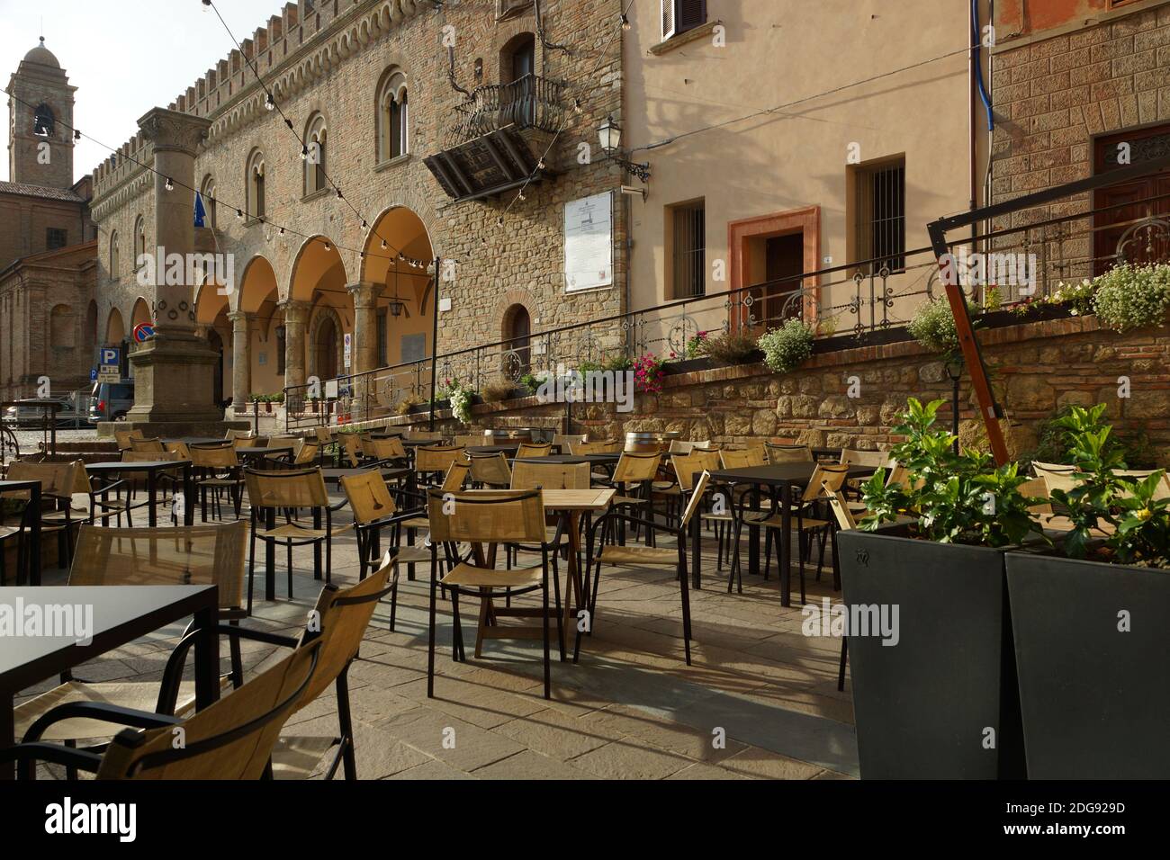 Bertinoro, Forlì-Cesena, Emilia-Romaña, Italia. Un acogedor café italiano al aire libre en la parte histórica de la ciudad de Bertinoro. Foto de stock