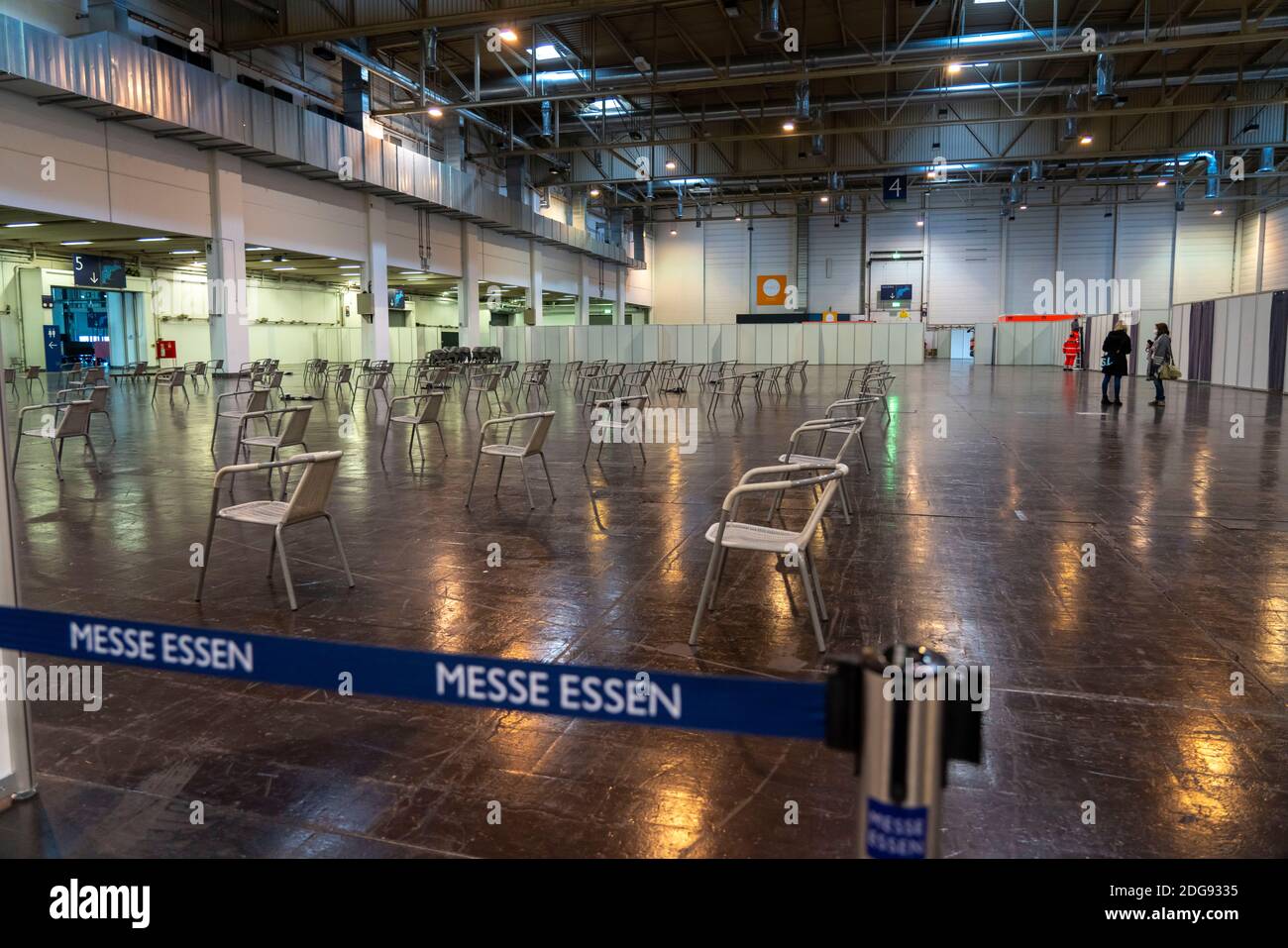 Construcción de un centro de vacunación para la vacunación de corona, en una sala de la Messe Essen, por la ciudad, los bomberos y diversas organizaciones de ayuda, c Foto de stock