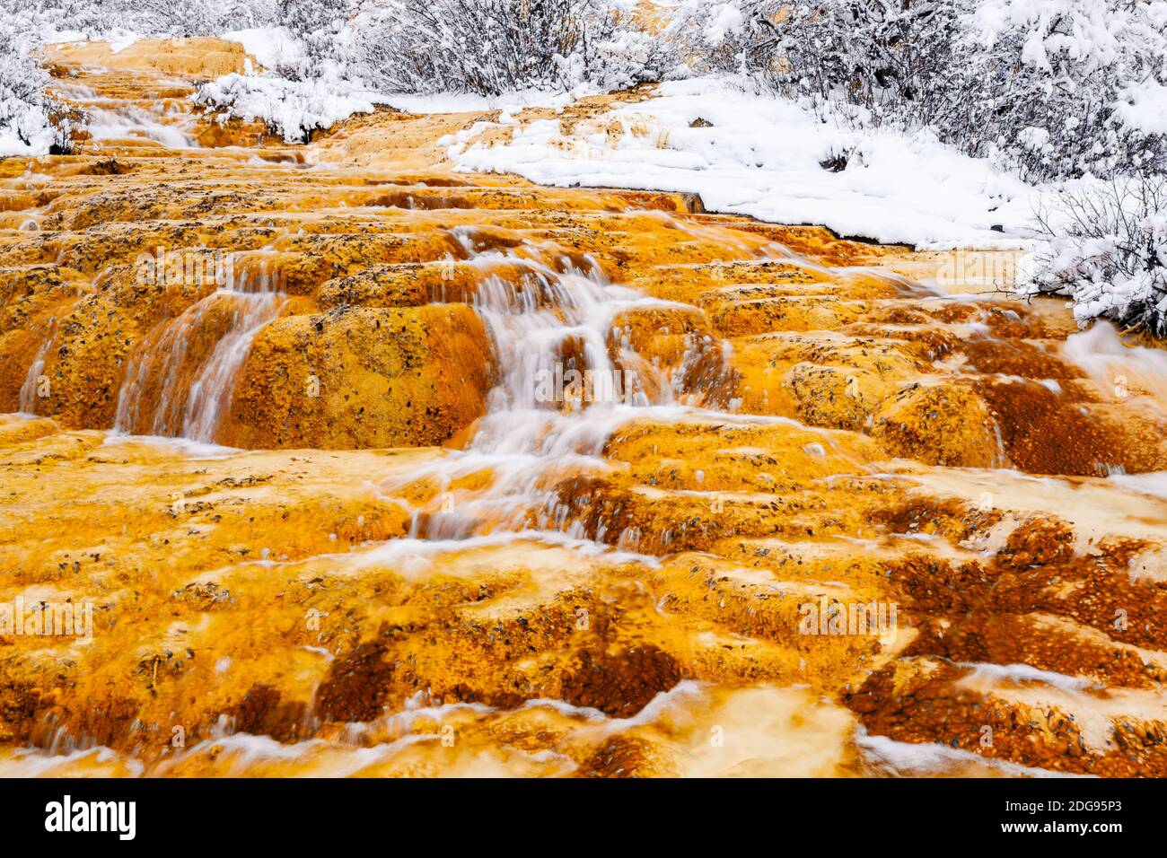 Vista de las cascadas congeladas en invierno en Huanglong Foto de stock
