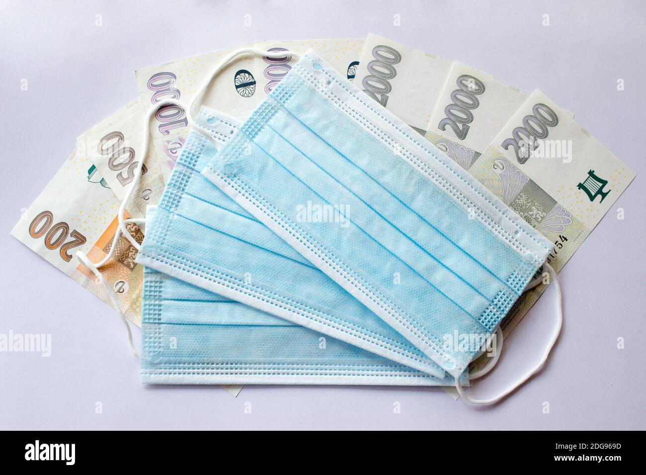 Todavía se colocan máscaras de vida en los billetes de los checos corona - dinero de negocios Foto de stock