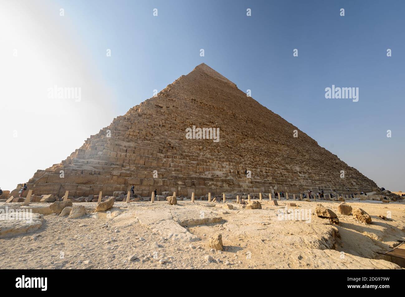 Mirando a la Pirámide de Khafre desde la base, complejo Pirámide de Giza, Giza, el Cairo, Egipto Foto de stock