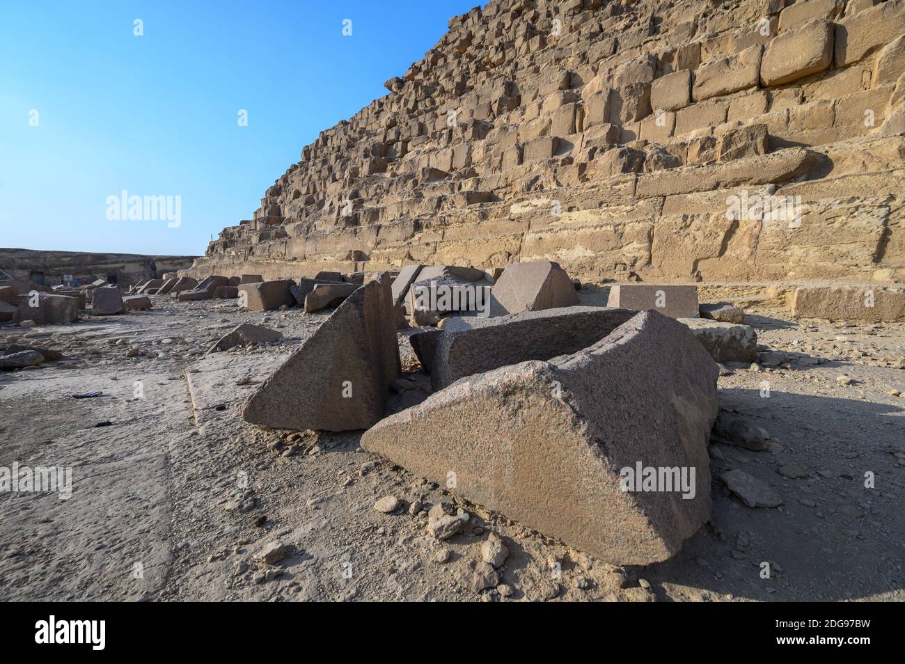 Bloques caídos en la base de la Pirámide de Khafre, complejo Pirámide de Giza, Giza, el Cairo, Egipto Foto de stock