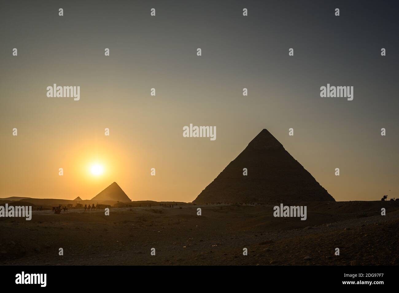 Puesta de sol sobre el complejo Pirámide de Giza con Gran Pirámide de Khufu y Pirámide de Khafre, complejo Pirámide de Giza, Giza, el Cairo, Egipto Foto de stock