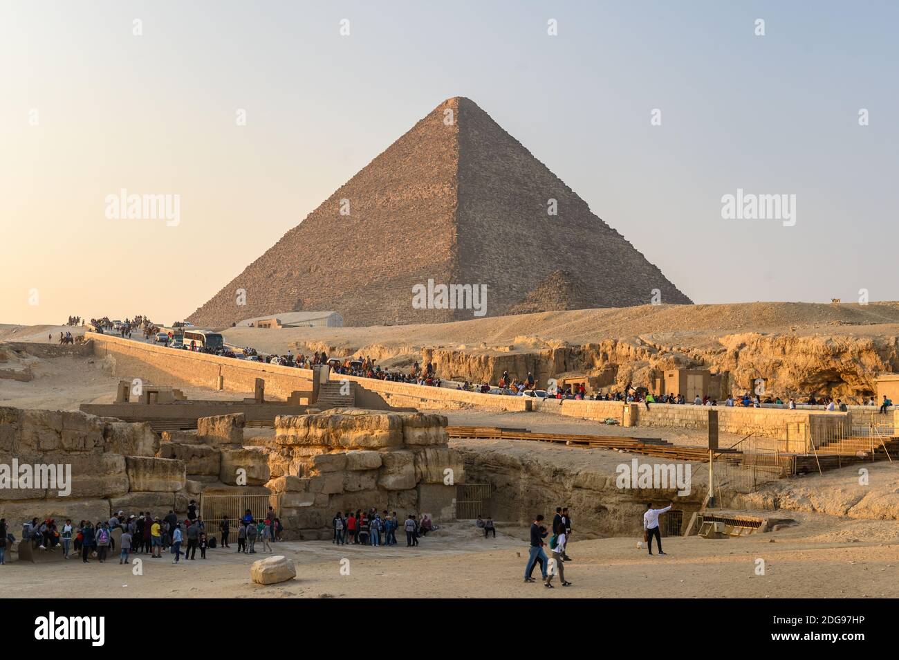 Pasarelas llenas de turistas que conducen a la Gran Pirámide de Khufu, complejo Pirámide de Giza, Giza, el Cairo, Egipto Foto de stock