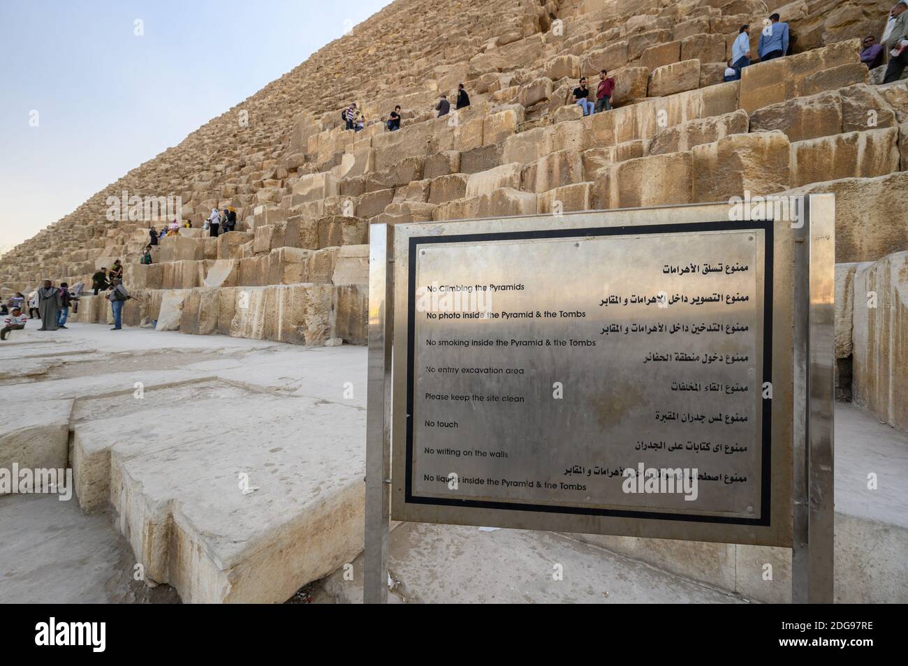 Señal ignorada que hace que los turistas y visitantes no suban a la Gran Pirámide de Khufu, complejo Pirámide de Giza, Giza, el Cairo, Egipto Foto de stock