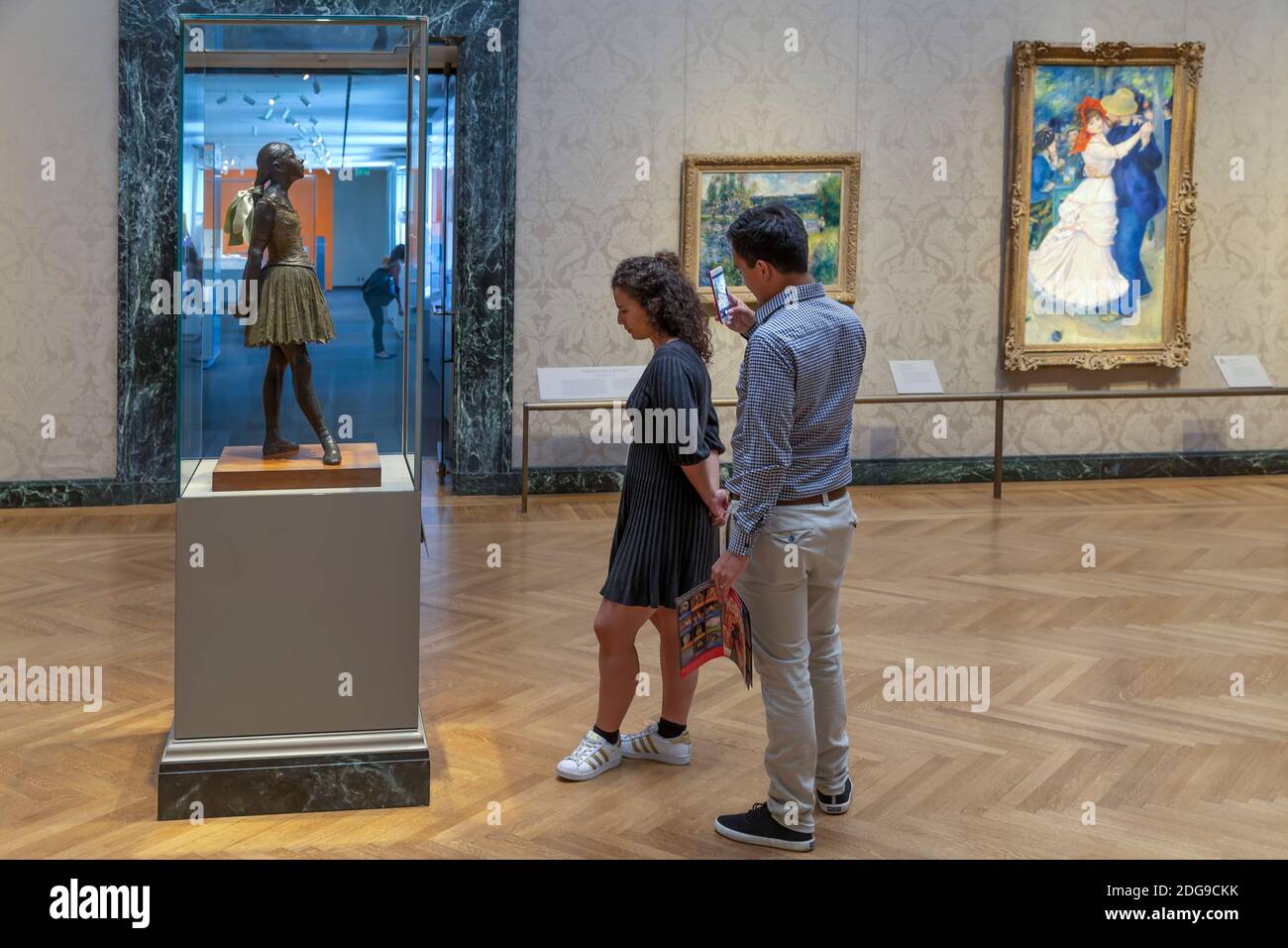 Pareja joven admirar la Pequeña bailarina de 14 años de edad, Edgar Degas, 1888, Museum of Fine Arts, Boston, Mass, Estados Unidos, América del Norte Foto de stock