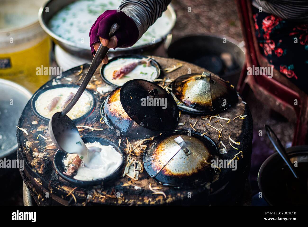 Nha Trang, Vietnam - Banh puede detallar en el mercado de la mañana. Puestos locales de comida fresca cerca de las Torres Po Nagar Cham Foto de stock