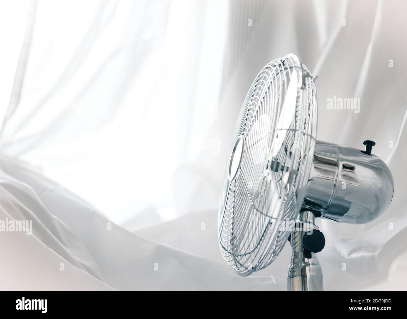 concepto relax - ventilador de metal cerca de la ventana (pequeño agarre  Fotografía de stock - Alamy