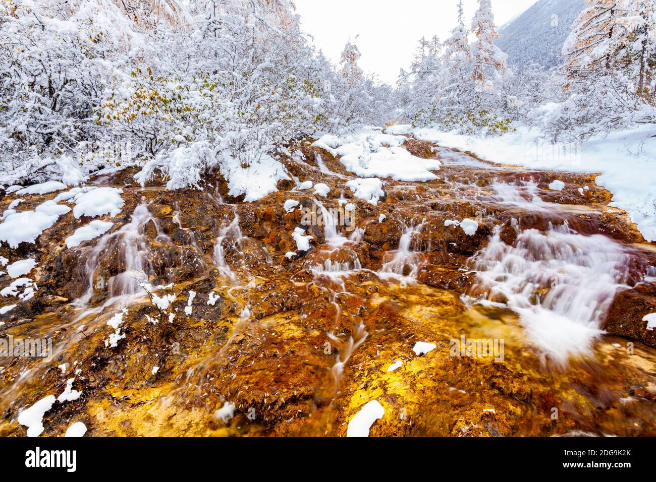 Vista de las cascadas congeladas en Huanglong Foto de stock