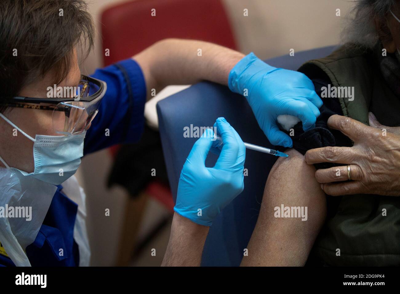 Un hombre recibe el primero de dos jabs de vacuna Pfizer/BioNTech COVID-19, en el Hospital Guy, al inicio del programa de inmunización más grande de la historia británica, en Londres, Gran Bretaña, el 8 de diciembre de 2020. Victoria Jones/Pool vía REUTERS Foto de stock