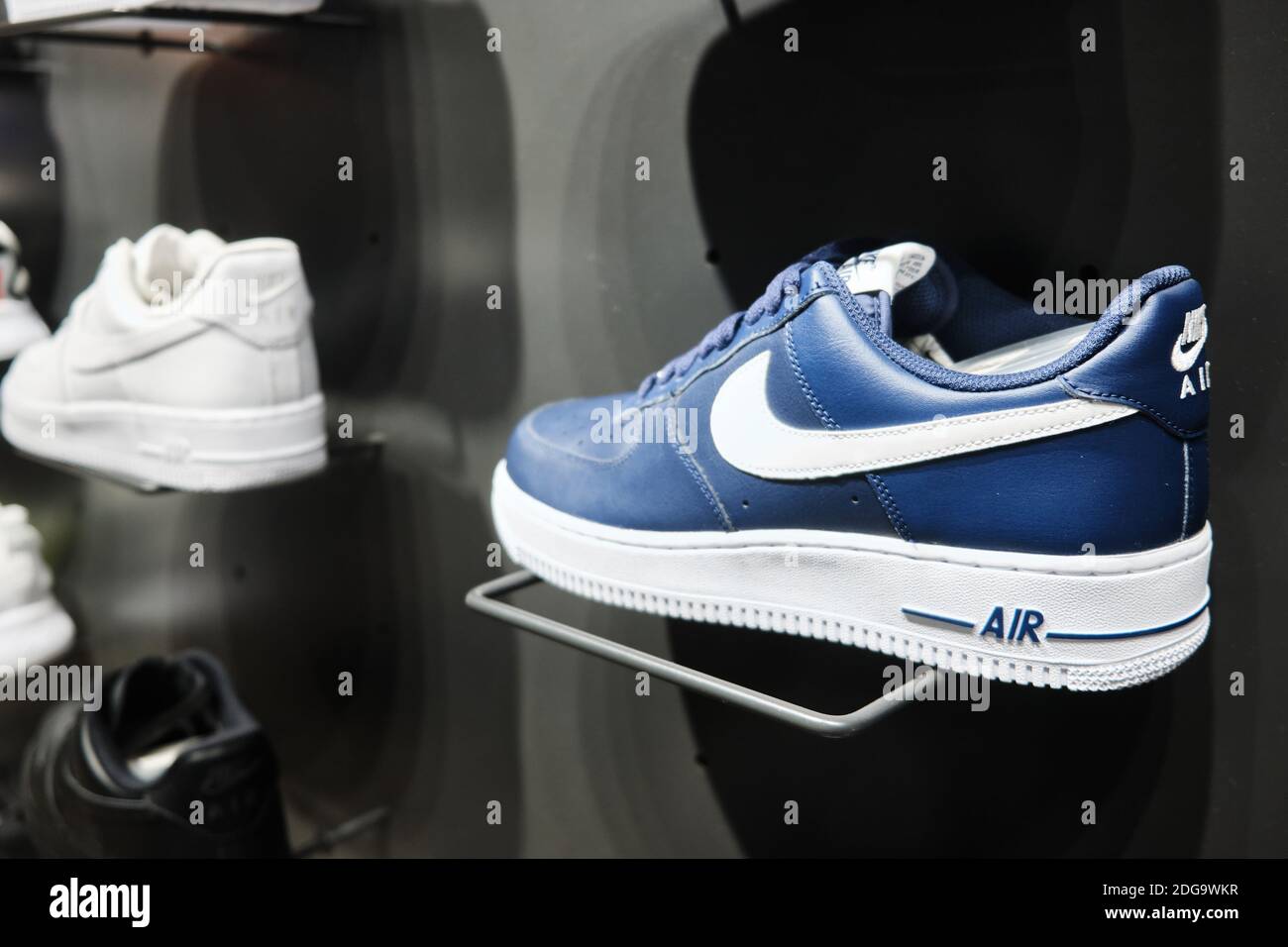 Zapatillas de lona Nike Air Force One en la estantería de la tienda.  Mersin, Turquía - Noviembre de 2020 Fotografía de stock - Alamy