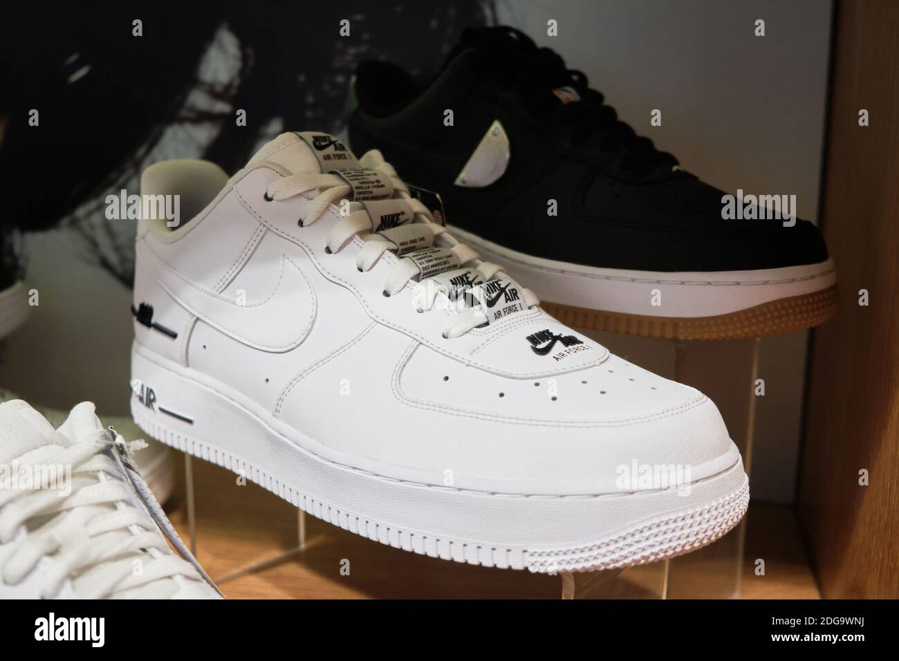 Zapatillas de lona Nike Air Force One en la estantería de la tienda.  Mersin, Turquía - Noviembre de 2020 Fotografía de stock - Alamy