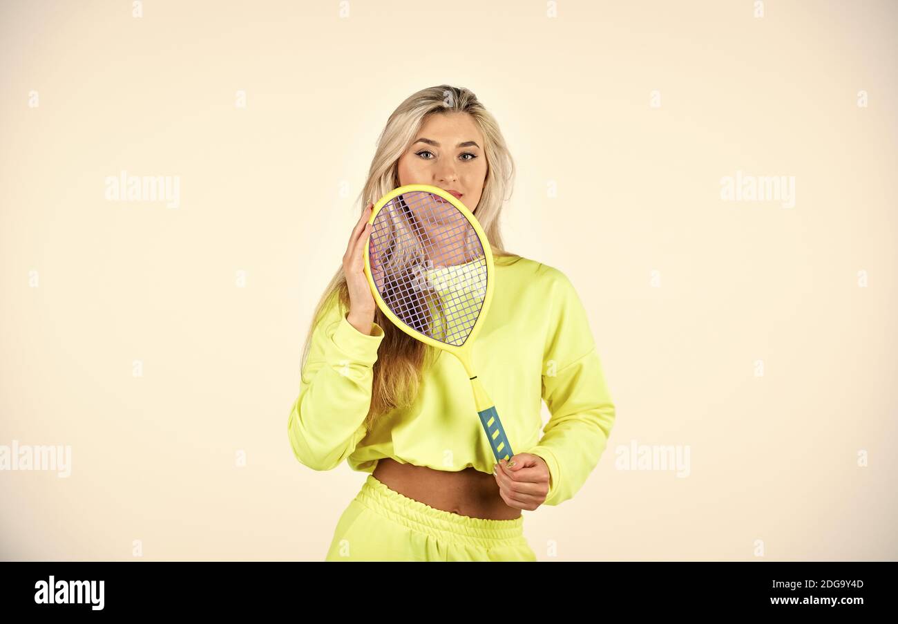 Satisfecho con el ejercicio. Tenista profesional. Recorrido mundial de tenis.  Lleno de éxito. Ropa deportiva y equipo. Tenista preparado para el partido.  Mujer jugar al tenis en la cancha Fotografía de stock -