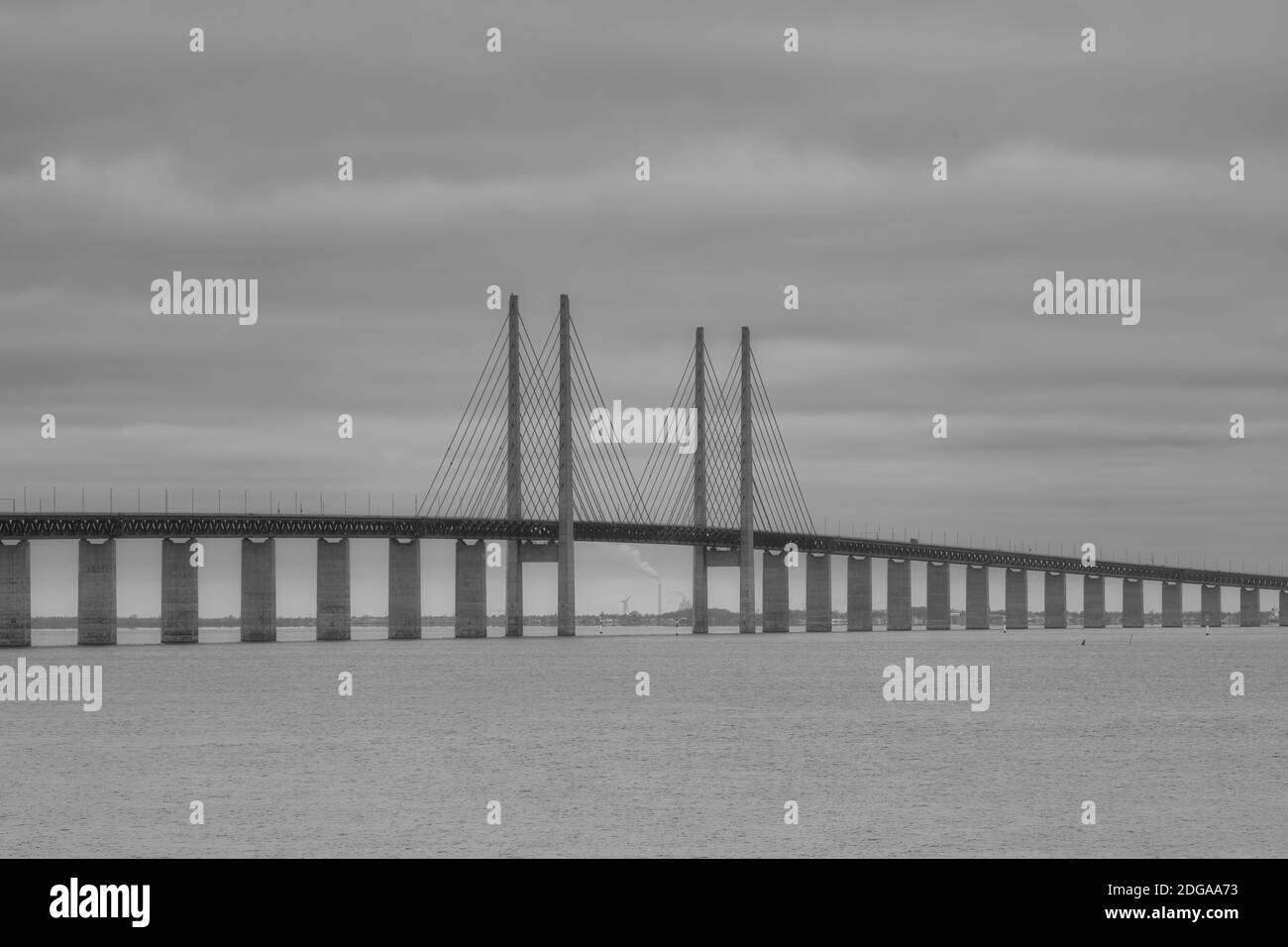 Una foto en blanco y negro del puente de Oresund. Este puente conecta Malmo, Suecia con Copenhague, Dinamarca a través de una autopista y un enlace ferroviario Foto de stock