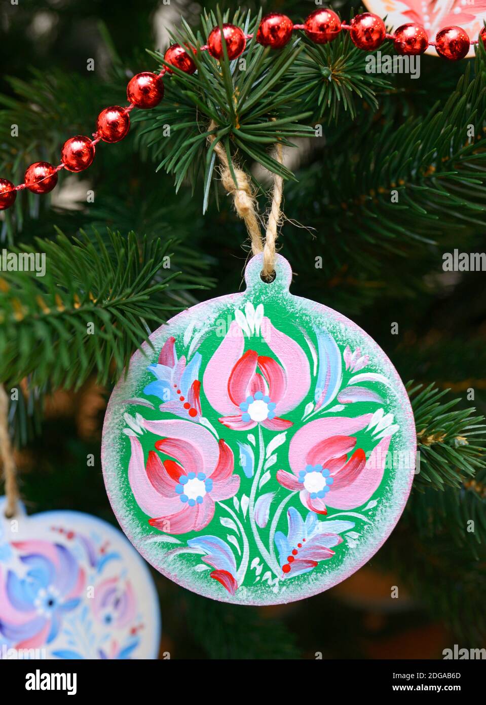 Adornos navideños hechos de madera y trabajos hechos a mano pintados  Fotografía de stock - Alamy