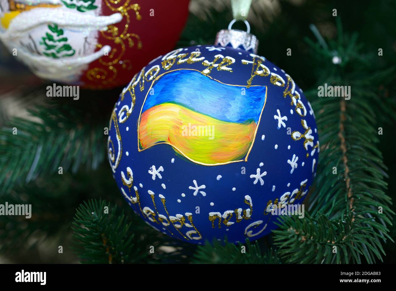 Decoración navideña, con bandera nacional ucraniana pintada, colgando en un  árbol de Navidad antes del día de año Nuevo. 2 de diciembre de 2020. Kiev,  Ucrania Fotografía de stock - Alamy