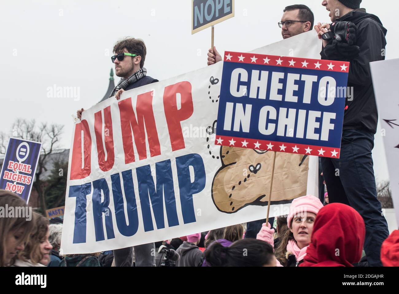 Washington D.C. - 21 de enero de 2017: La marcha de las mujeres en Washington. Los hombres tienen señales negativas de Trump. 'Trump' 'Cheeto en Jefe' Foto de stock
