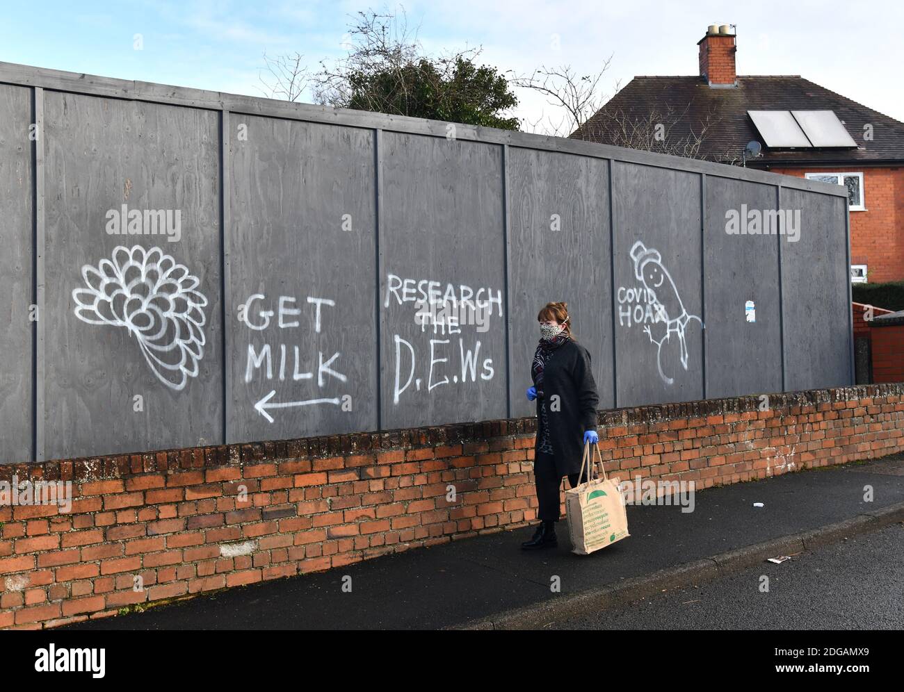 Los graffitis de propaganda anti-vacunación rociaron en las paredes alrededor de un pub en desuso en Madeley, Telford, Shropshire. Crédito contra la vacuna: David Bagnall Foto de stock