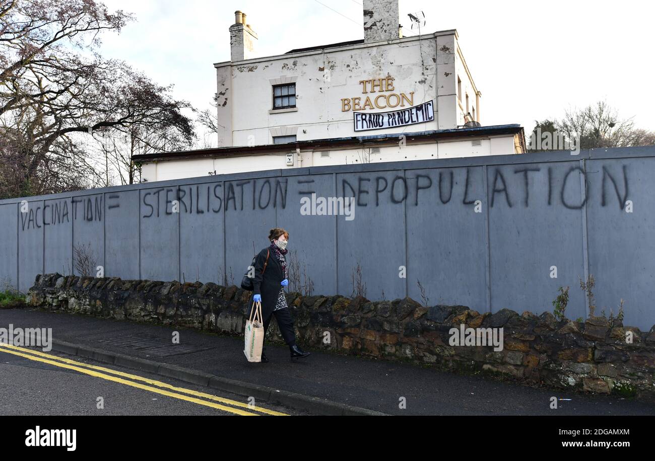 Los graffitis de propaganda anti-vacunación rociaron en las paredes alrededor de un pub en desuso en Madeley, Telford, Shropshire. Crédito contra la vacuna: David Bagnall Foto de stock