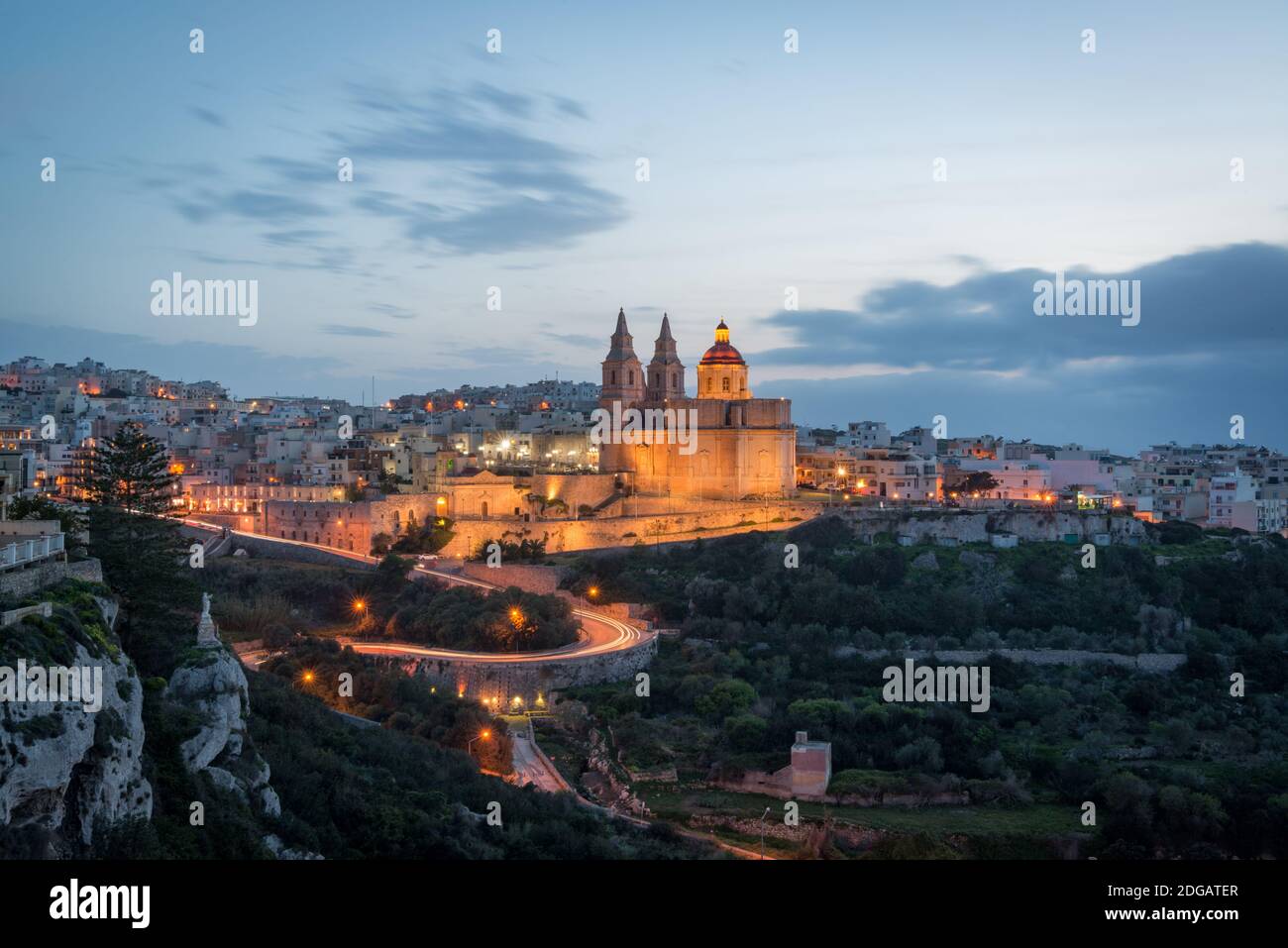 Santuario de nuestra Señora de Mellieħa, la catedral en la cima de la colina en Mellieha, Malta por la noche Foto de stock