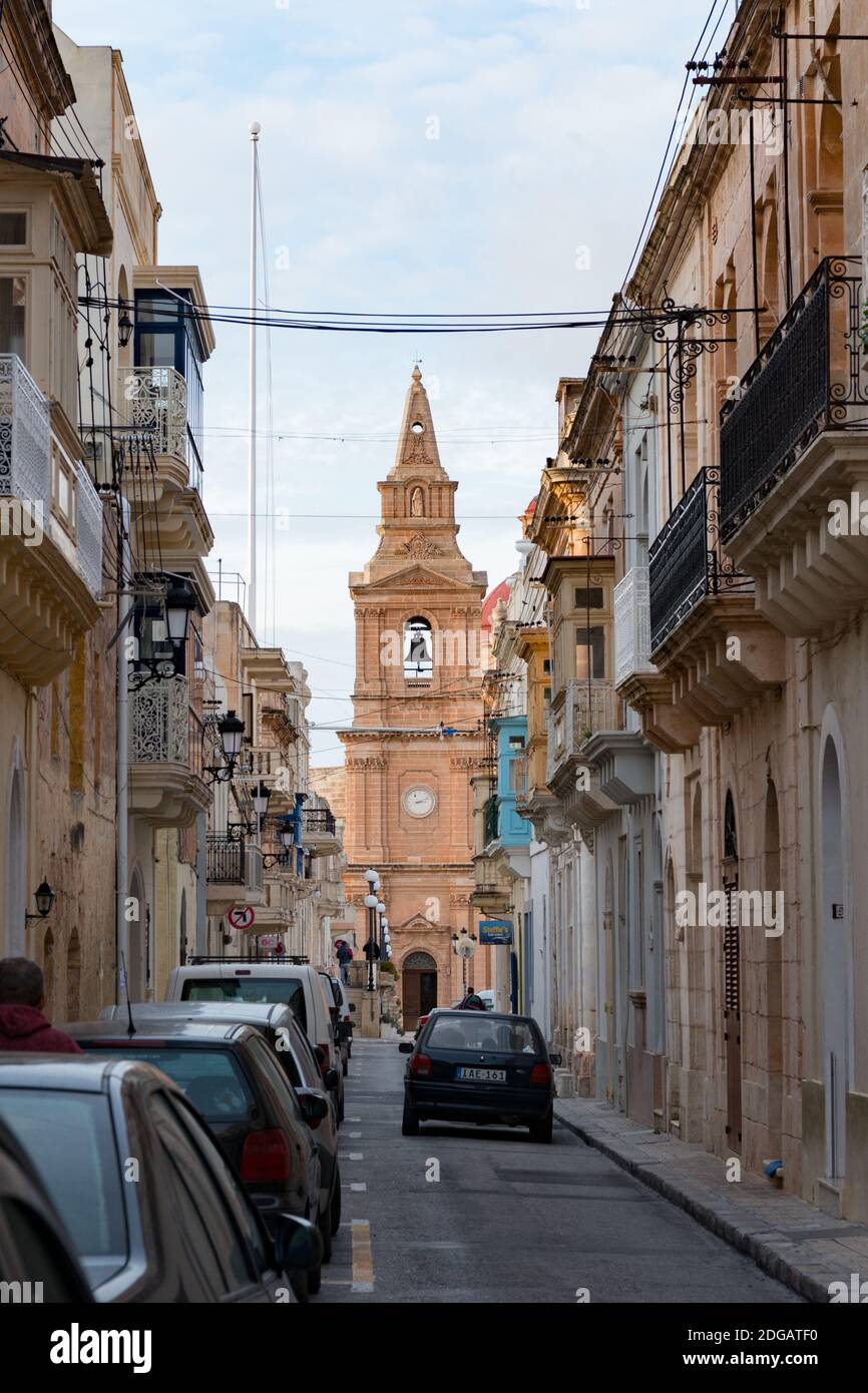 Escena de la calle Mellieha, Malta Foto de stock