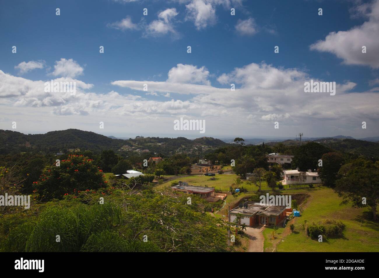 Vista de gran ángulo de un pueblo desde el Mirador la Piedra Degetau en
