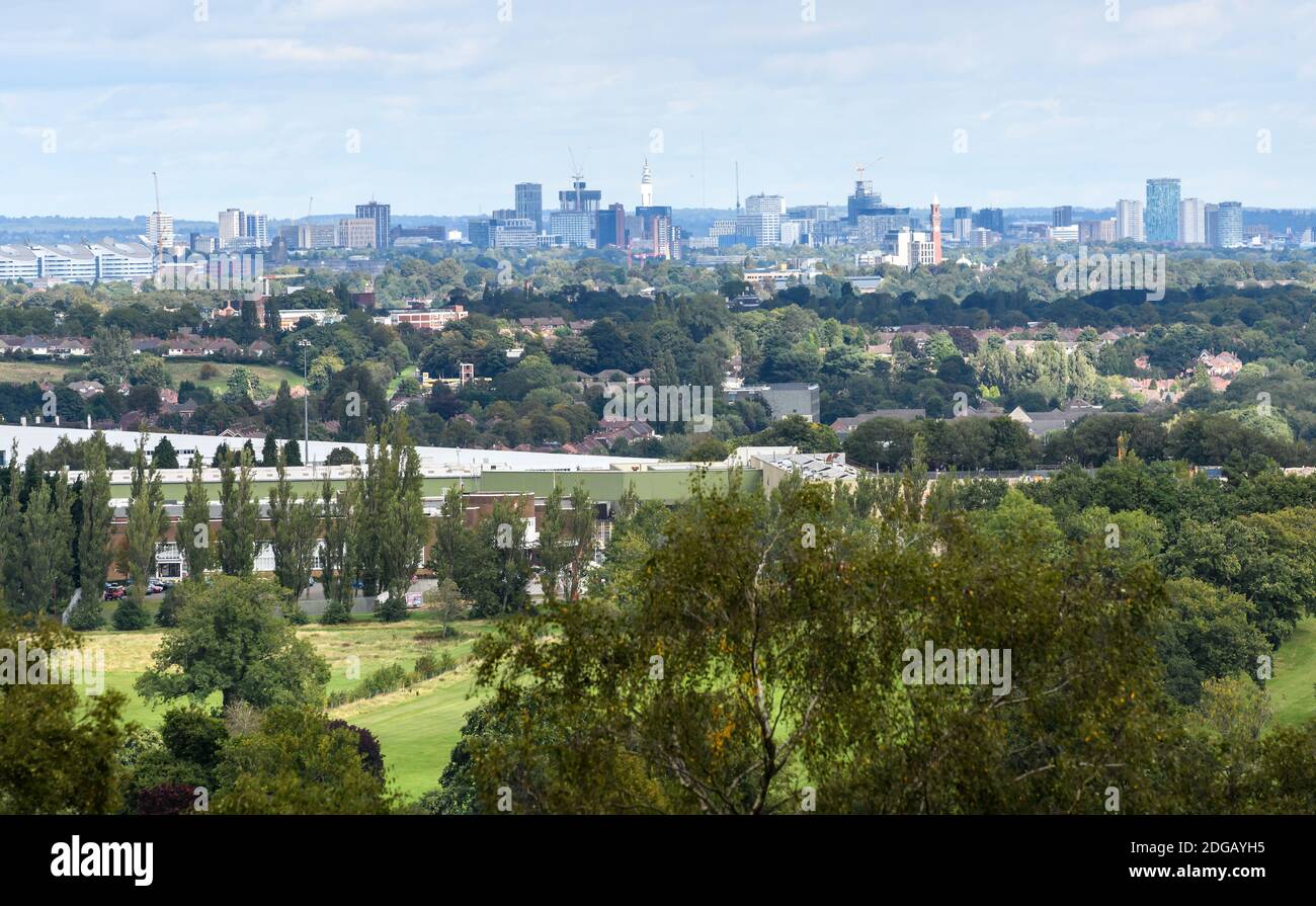 El horizonte de la ciudad de Birmingham visto desde las cercanas colinas de Lickey. Foto de stock
