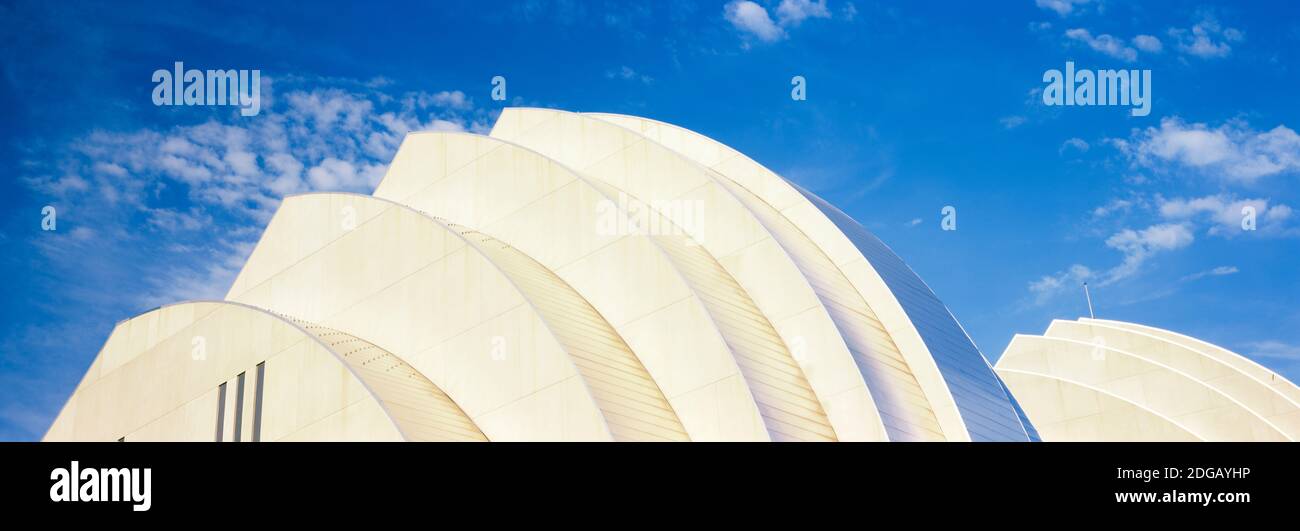 Vista de ángulo bajo de un edificio de entretenimiento, Kauffman Center for the Performing Arts, Moshe Safdie, Kansas City, Missouri, Estados Unidos Foto de stock