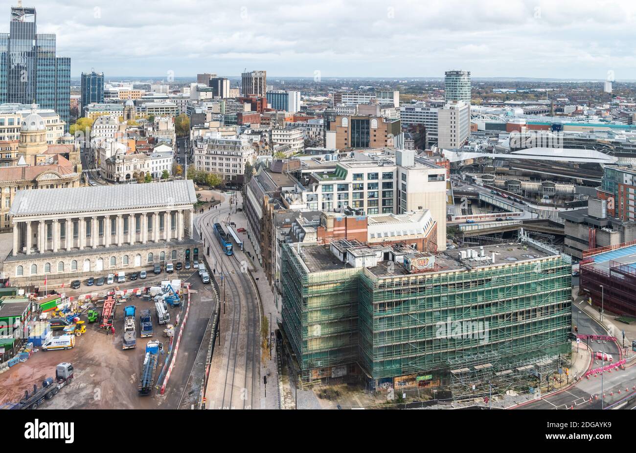 Una vista aérea del centro de la ciudad de Birmingham con vistas al desarrollo del Paraíso, también visible es el Ayuntamiento y Rotunda. Foto de stock